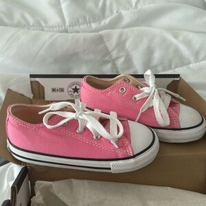 kids pink low top chuck taylor converse new never worn original box size US9
